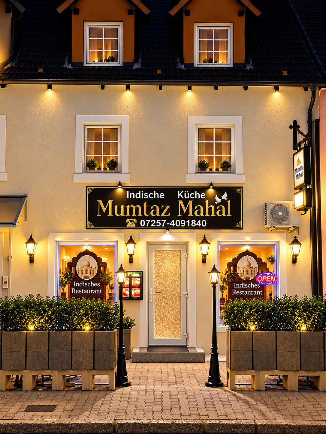 Fassade des Mumtaz Mahal in Untergrombach bei Nacht
